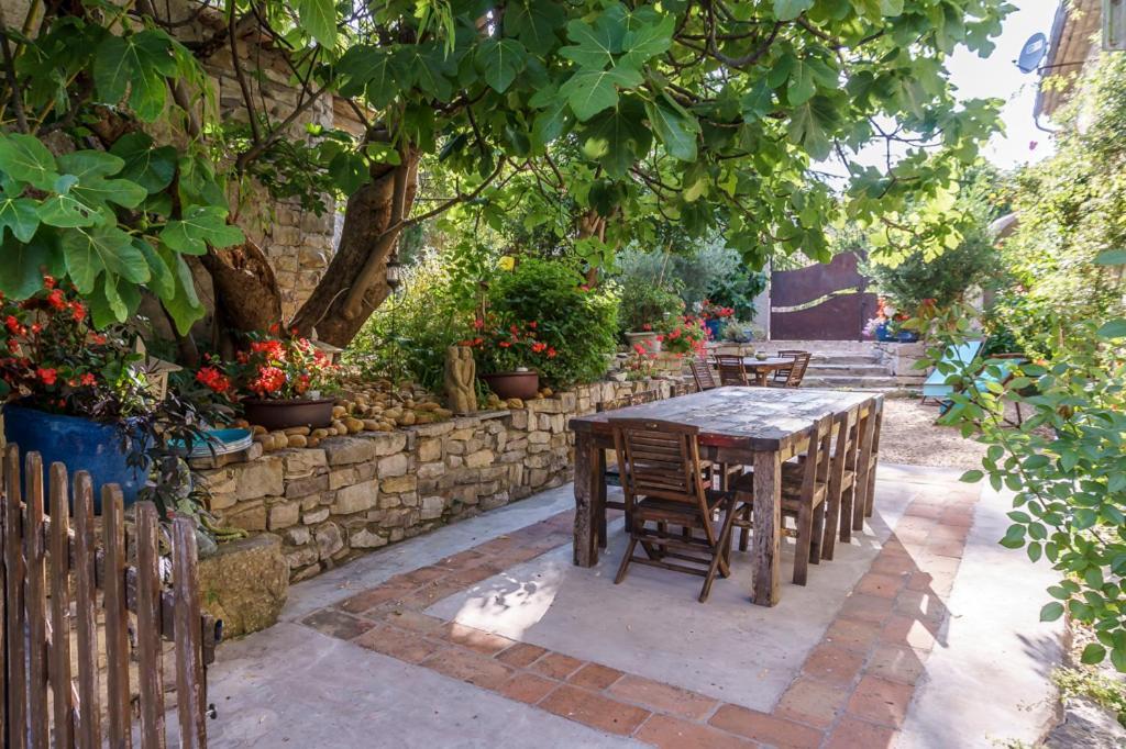 Mas Des Carnassoles Bed and Breakfast Exteriör bild